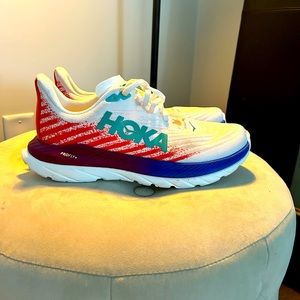 Hoka women’s Mach 5 runners. Size 8.